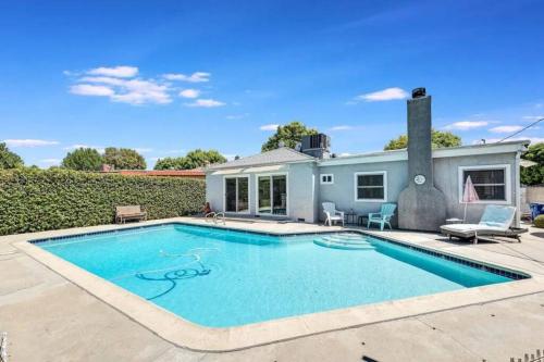 ein Pool vor einem Haus in der Unterkunft Newly Furnished Pool House in Los Angeles