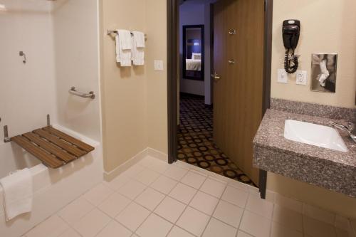 Ένα μπάνιο στο Red Lion Inn & Suites Kent - Seattle Area