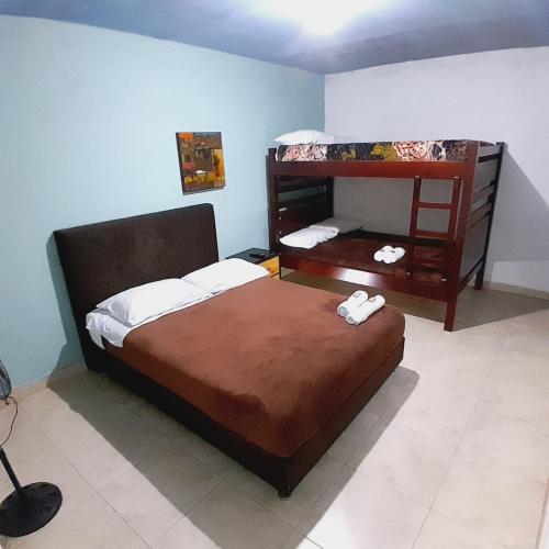a bedroom with two bunk beds in a room at Hostal Johnnier in Salento