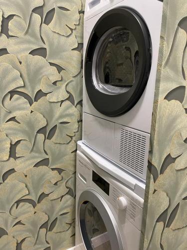a washing machine sitting next to a dryer at office 25 in Tres Cantos