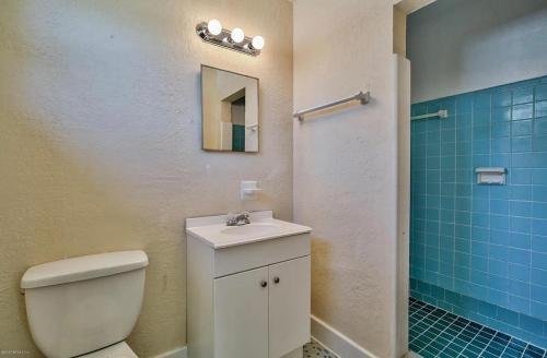 uma casa de banho com um WC, um lavatório e um chuveiro em 6515 Bartholf Ave em Jacksonville