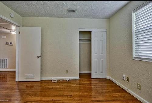 um quarto vazio com uma porta e um armário em 6515 Bartholf Ave em Jacksonville