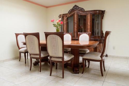 - une salle à manger avec une table et des chaises en bois dans l'établissement Departamento en el Centro de Morelia, à Morelia