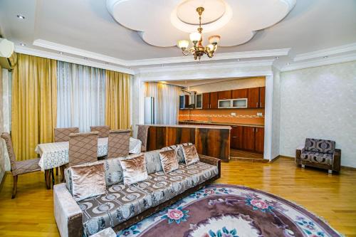 - un salon avec un canapé et un piano dans l'établissement Deluxe Apartment 142, à Baku