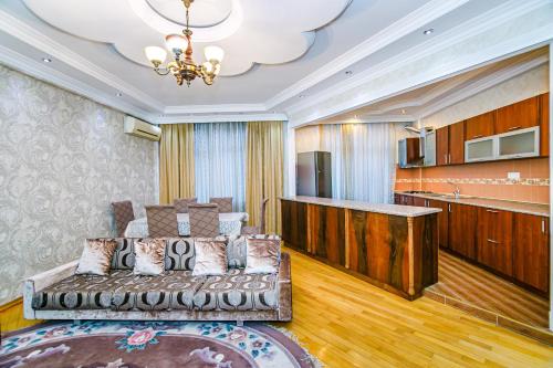 Il comprend un salon avec un lit et une cuisine. dans l'établissement Deluxe Apartment 142, à Baku