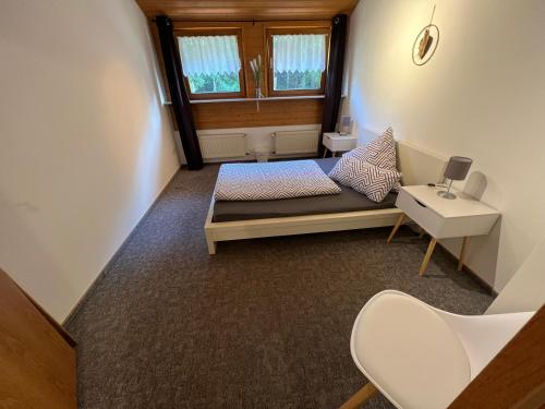Habitación pequeña con cama y ventana en Kuckucksnest, en Weilheim