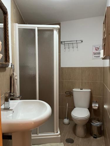 La salle de bains est pourvue de toilettes et d'un lavabo. dans l'établissement Cortijo Los Cahorros Sierra Nevada, à Monachil