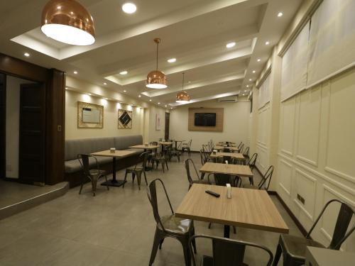 - un restaurant avec des tables et des chaises dans une salle dans l'établissement Domani Hotel Boutique, à Cochabamba
