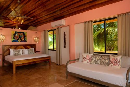 sala de estar con 2 camas y ventanas en Mission Bay, en Maya Beach
