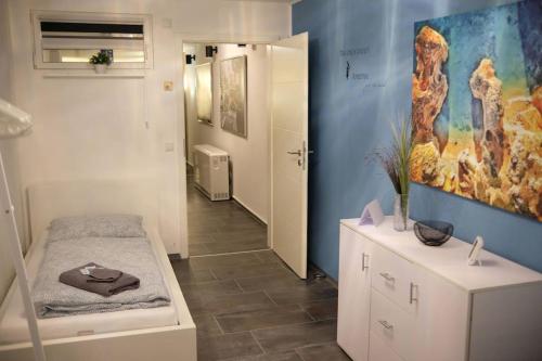 a room with a hallway with a table and a painting at Bello Apartamento in Graben-Neudorf