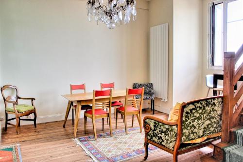 une salle à manger avec une table et des chaises dans l'établissement L'Aigue Marine, à Royan