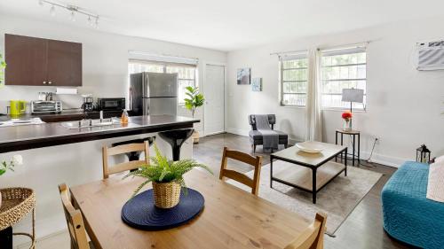 a living room with a kitchen and a dining room at Brickell Pearl Cozy House Beach 10 min Location in Miami
