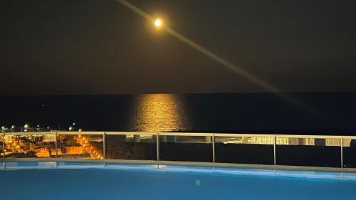 Bazén v ubytování Exceptional Apartment in Gran Canet 9th floor with sea view and private garage nebo v jeho okolí