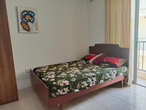 um quarto com uma cama com colcha floral em you can enjoy your time at waterford apartment em Attard