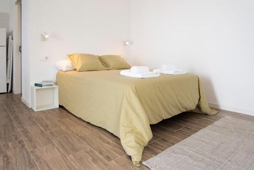 Las Puntas的住宿－Irama Suite，卧室里一张带两条毛巾的床