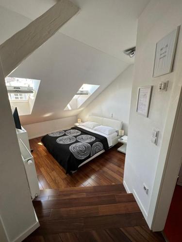 um quarto com uma cama num sótão em Jacuzzi Apartment - Center Zagreb em Zagreb
