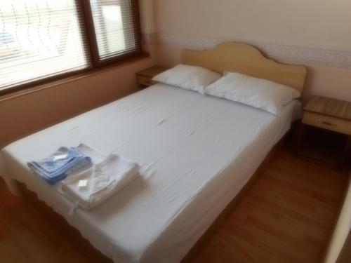 Ένα ή περισσότερα κρεβάτια σε δωμάτιο στο Guest Rooms Ribarska Hizha