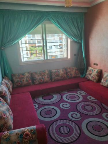 sala de estar con sofá y ventana en Résidence alhouda en Agadir