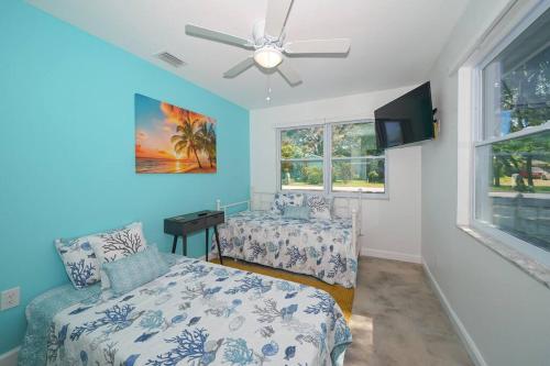 una camera con letto e ventilatore a soffitto di Modern, Fresh - Only 3 miles to the Beach! a Sarasota