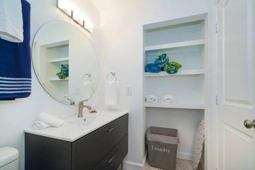 bagno con lavandino e specchio di Modern, Fresh - Only 3 miles to the Beach! a Sarasota