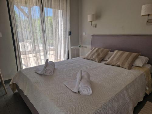 sypialnia z łóżkiem z ręcznikami w obiekcie Villa Marina w mieście Dhrámia