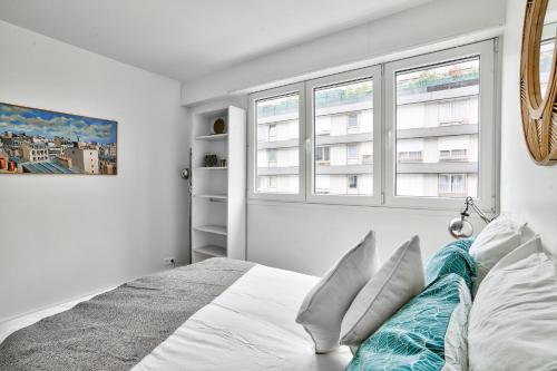1 dormitorio blanco con 1 cama y 2 ventanas en Splendid 1BR Apt in Lazare Hoche, en Boulogne-Billancourt