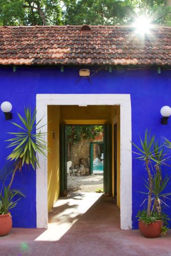 a blue and white building with a doorway at Che Nomadas Mérida Hostel in Mérida