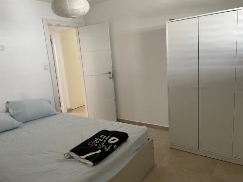 ein Schlafzimmer mit einem Bett und einem weißen Schrank in der Unterkunft צפת in Safed