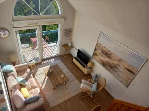 een woonkamer met een bank en een tv bij Superbe duplex proche de la mer in Saint-Martin-Boulogne