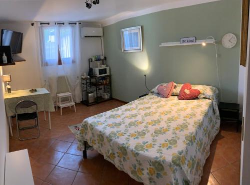 um quarto com uma cama e uma mesa num quarto em Casamanu em Montebelluna