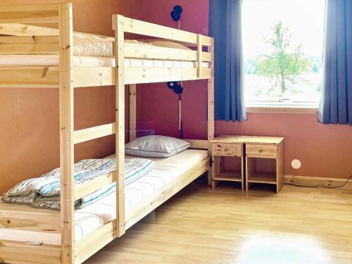 1 dormitorio con 2 literas y ventana en Holiday home GUSTAVSFORS, en Gustavsfors