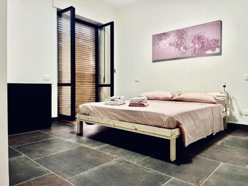 ein Schlafzimmer mit einem Bett und einem großen Fenster in der Unterkunft Country House Nora Rech in SantʼElpidio a Mare