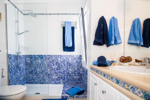 アリエタにあるSuite Ocean Roomsのバスルーム(シャワー、洗面台、トイレ付)