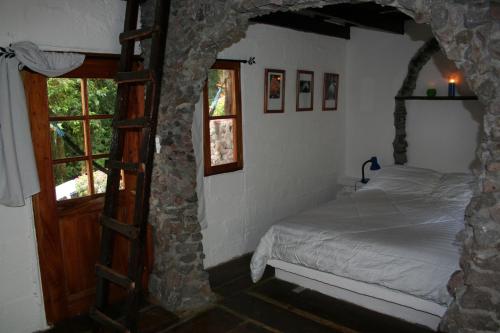 1 dormitorio con 1 cama en una habitación de piedra en Top Of The Mountain - The Eagles Nest, 