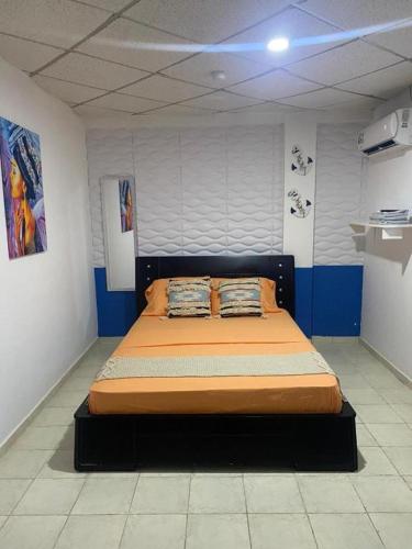 1 dormitorio con 1 cama grande en una habitación en Hostal Cigarra en Panamá