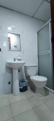 Koupelna v ubytování Hostal Cigarra