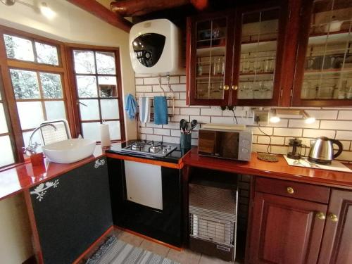 eine Küche mit Spüle und Herd oberen Backofen in der Unterkunft Collie Cottage in Clarens