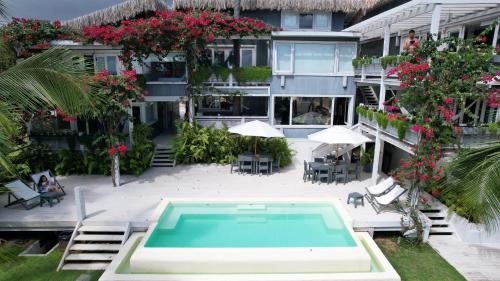 un edificio de apartamentos con piscina frente a él en Nordestina Loft, en Icaraí