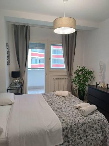 ein Schlafzimmer mit einem großen Bett mit zwei Handtüchern darauf in der Unterkunft Pirelli 28 in Mailand