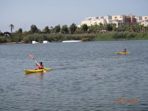 zwei Personen in Kajaks in einem großen Wasserkörper in der Unterkunft Fantástico apartamento con vistas en Almerimar in Almerimar