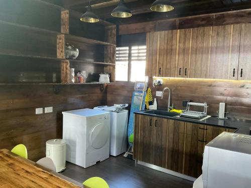 Kuchyň nebo kuchyňský kout v ubytování Carmit Place