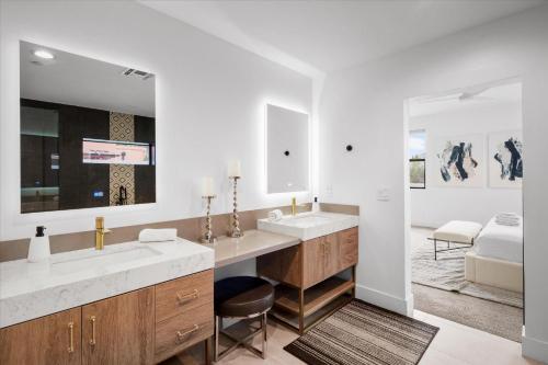 łazienka z 2 umywalkami i dużym lustrem w obiekcie Horizon Heights w mieście Scottsdale
