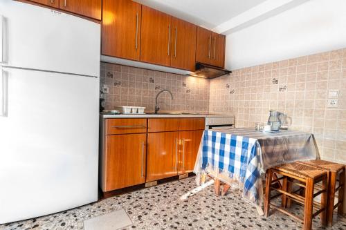 Кухня или мини-кухня в La Skala Eressos Holiday Apartments
