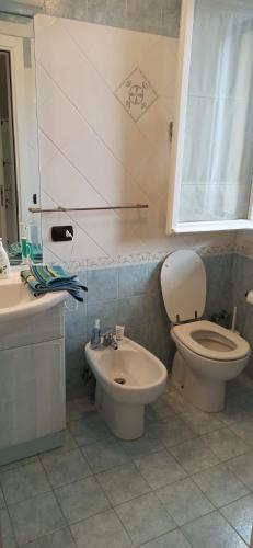 Bilik mandi di Villa con porticato sul prato