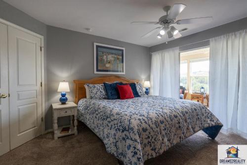 a bedroom with a bed and a ceiling fan at 2BR WALK-IN - Golf Course View - Centrally Located - FREE TICKETS INCLUDED - FW11-3 in Branson