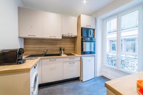 Appartement Cosy - Lumineux - LESTANG - 2 personnesにあるキッチンまたは簡易キッチン