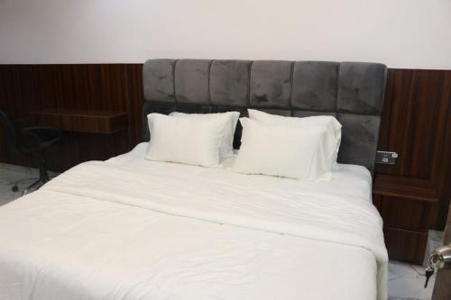 a large white bed with white sheets and pillows at Excellent 2 bed apartment in Lekki Phase1 With SuperFast Wi-fi & 247 Power in Lekki
