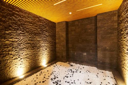 um canto de um quarto com uma parede de tijolos em Dili Town Resort and Spa em Dilijan