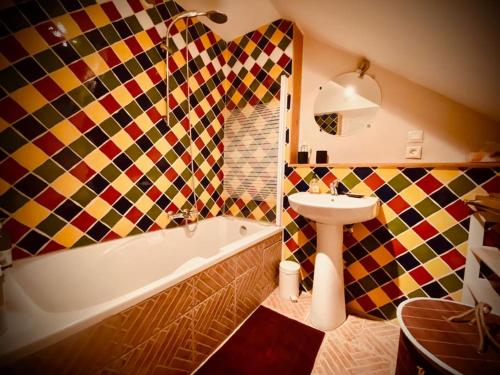 een badkamer met een wastafel, een bad en een toilet bij A 150 pas du Capitole! in Toulouse