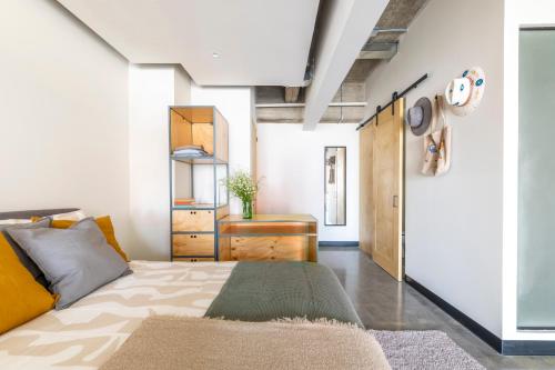 a bedroom with a bed and a dresser in a room at Triver Coliving in Mexico City
